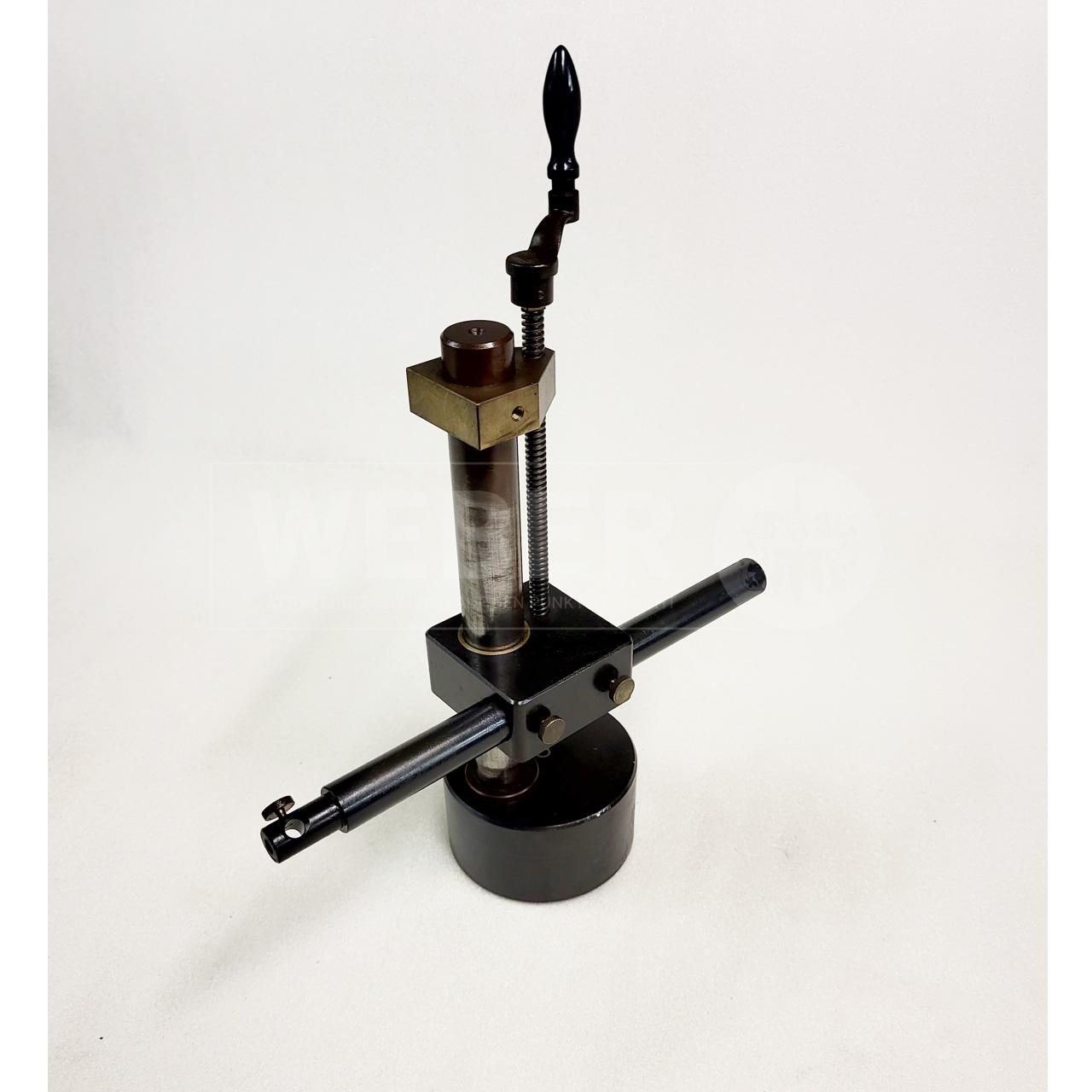 Messständer mit hohem Fuß